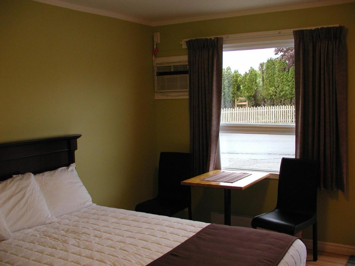 Almo Court Motel Cranbrook Room photo